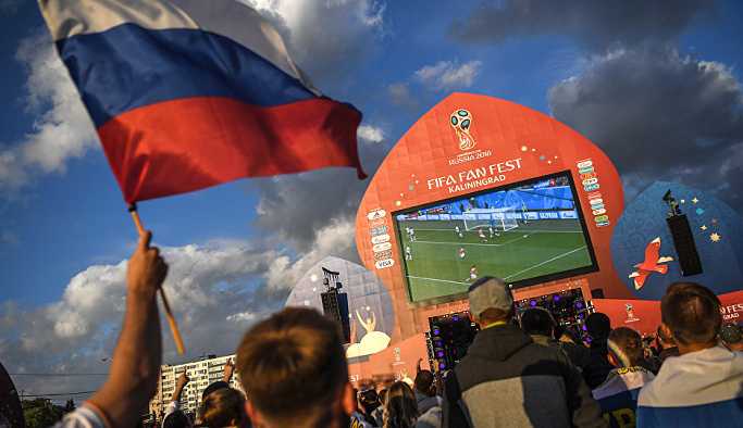 Rus taraftarlar Dünya Kupası'nda milli takıma destek için 'bıyık bırakıyor'