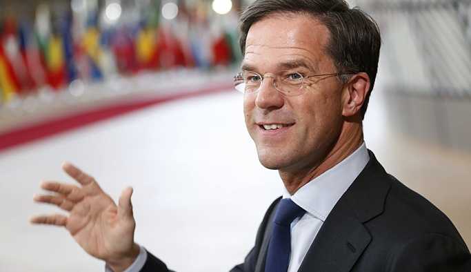 Rutte, döktüğü kahveyi kendisi temizledi