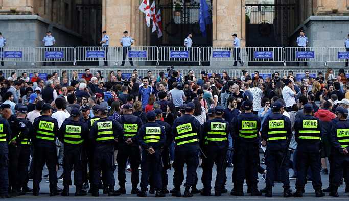 Tiflis'teki protestolar alevlendi: Polis muhalifleri gözaltına aldı, çadırları topladı