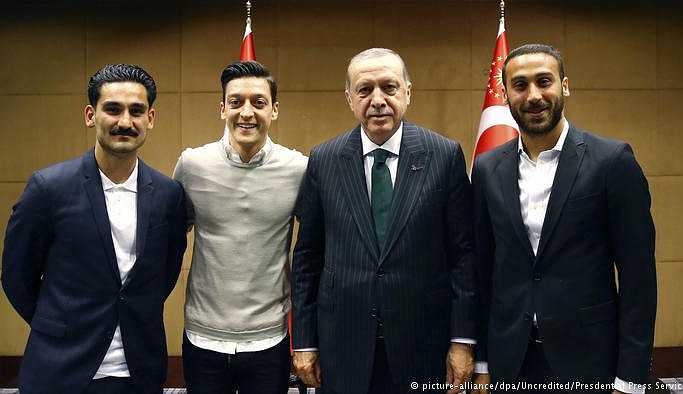 Bakan'dan federasyona Özil eleştirisi