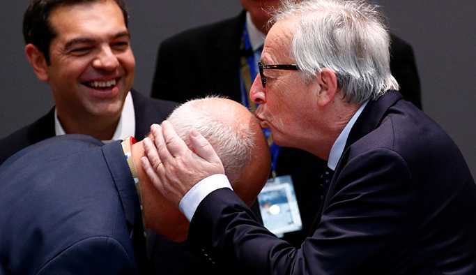 Juncker'in NATO zirvesinde güçlükle ayakta durmasının nedeni açıklandı