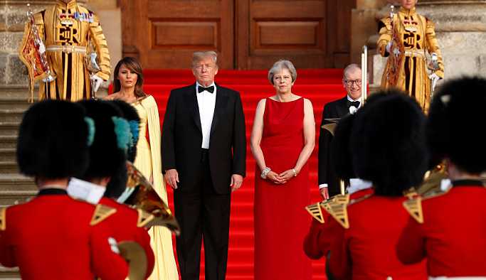 Trump ilk kez İngiltere'de: Protestoyla karşılandı