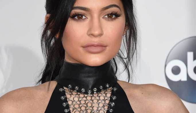 Zuckerberg'i sollayan Kylie Jenner, Forbes'e kapak oldu