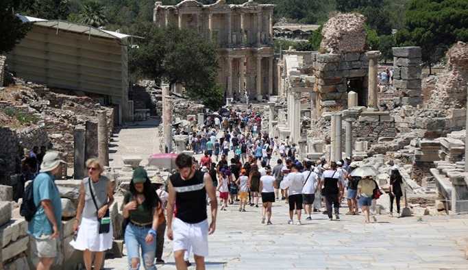 30 bin lira maaşlı ‘profesyonel turist’ mesaide