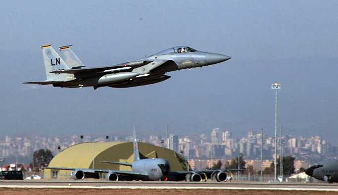 ABD'de F-15 avcı uçakları nükleer bomba atarken görüntülendi
