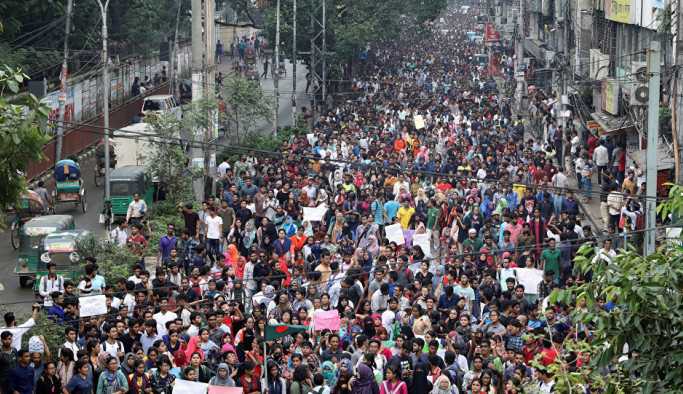 Bangladeş'te ABD Büyükelçilik konvoyuna saldırı