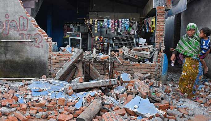 Endonezya'da deprem: Can kaybı 142'ye yükseldi