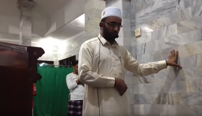 Endonezya'daki depremde namaza ara vermeyen imam, sosyal medyada gündem oldu