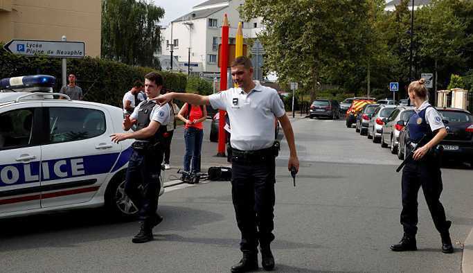 Paris'te annesini ve kız kardeşini öldüren saldırgan polis tarafından öldürüldü