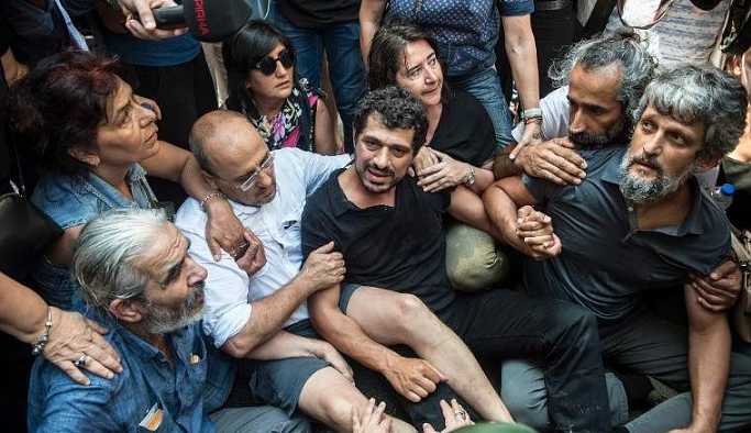 Polisten HDP'li vekillere sert müdahale: Haddinizi aşmayın!