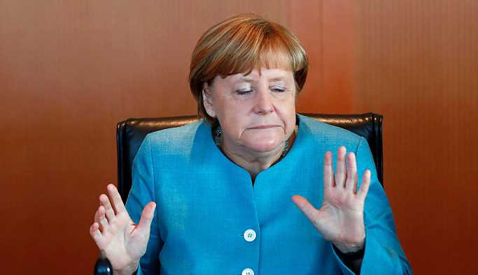 Rus askeri üssü dürbünle izleyen Merkel Twitter’da alay konusu oldu