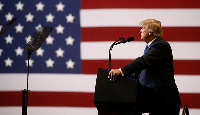 Trump Amerikan bayrağını doğru renklendiremedi