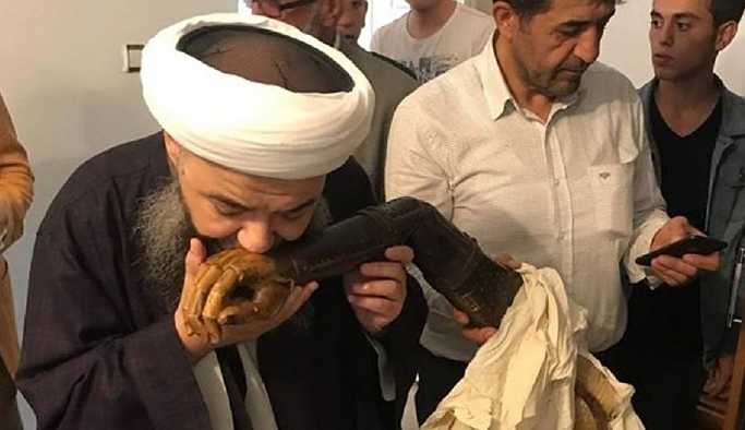 Cübbeli Ahmet, Menzil şeyhinin protez kolunu öptü
