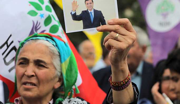 Demirtaş'ı Twitter'da takip etmeyi suç sayan savcı ve hakimler için suç duyurusu