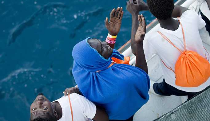 Libya açıklarında 100'den fazla göçmen boğuldu