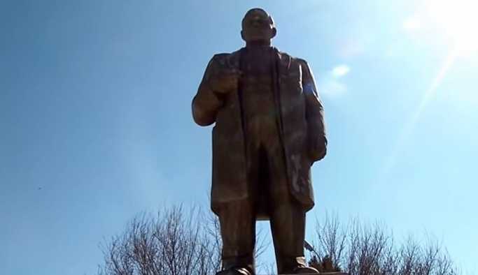 Tacikistan'da imamlar, Lenin heykelini restore etti