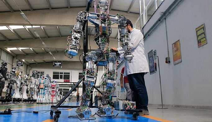 Adım atan robot 'Akıncı-4': Türkçe, İngilizce ve Arapça konuşabiliyor, Rusça da bitmek üzere