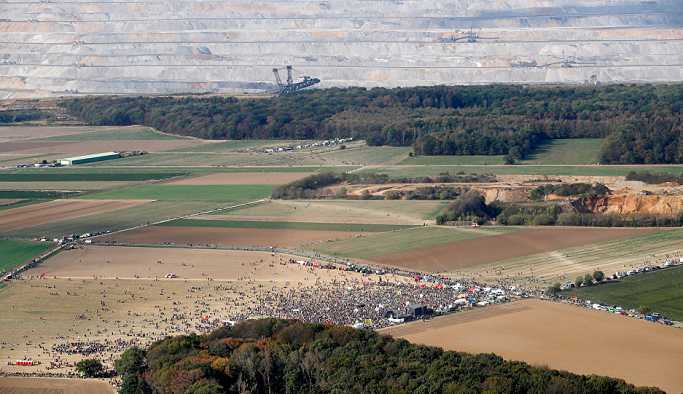 Almanya'da 50 bin çevreciden Hambach Ormanı'nı koruma eylemi