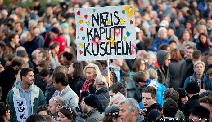 Avusturya'da hükümet protesto edildi