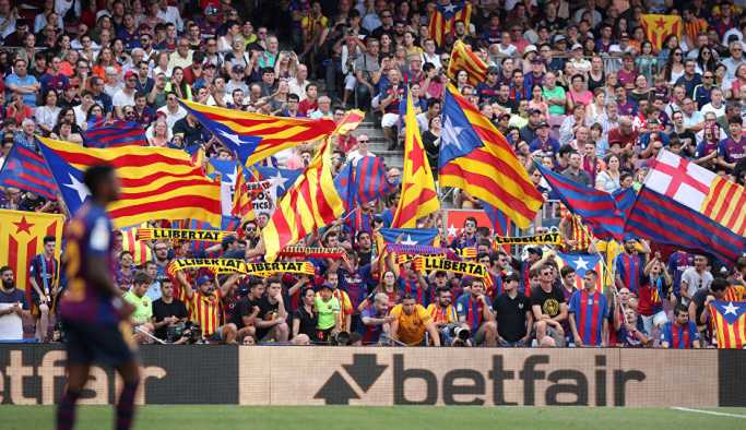 Barcelona 1 milyar dolar gelir sınırını aşan ilk spor kulübü oldu