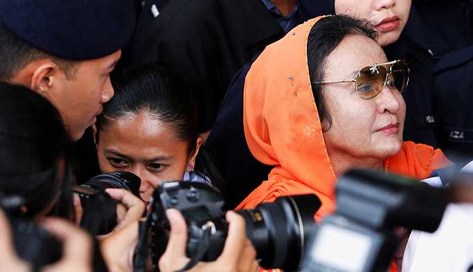 Eski Başbakan Necip Rezak'ın dün tutuklanan eşi Rosmah Mansor, kefaletle serbest bırakıldı