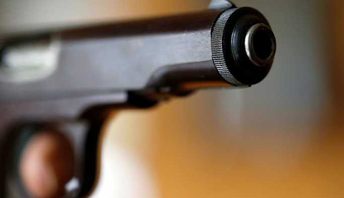 Kendisini 'yok' yazan öğretmene silah çekti