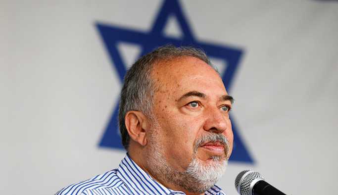 Liberman: S-300'lere rağmen Suriye'de operasyon düzenlemekten vazgeçemeyiz