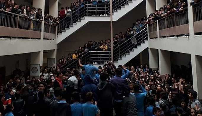 Liseliler tacizci öğretmenin istifasını istedi, dersleri boykot etti
