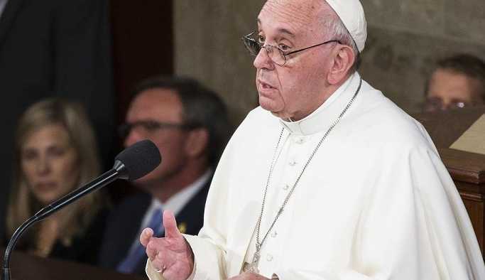 Papa, çocuk istismarcısı iki din adamını papazlıktan çıkardı