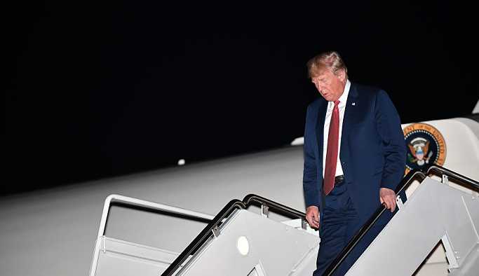 Trump, Air Force One'a ayağına yapışan 'tuvalet kağıdı' ile bindi