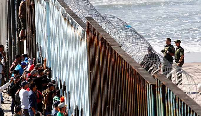 ABD sınırındaki Tijuana'da göçmen kazanı kaynıyor