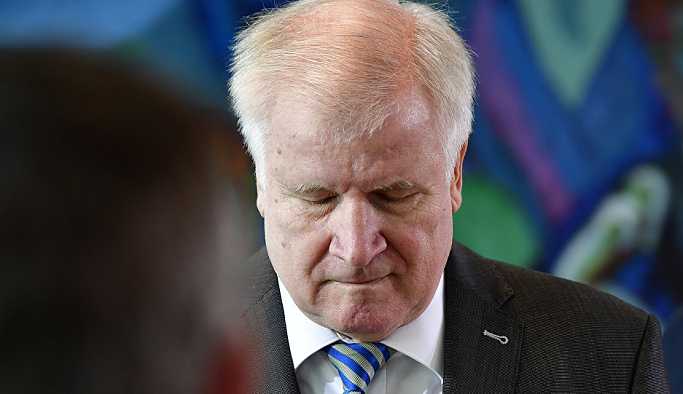 Almanya İçişleri Bakanı Seehofer CSU liderliğini bırakıyor