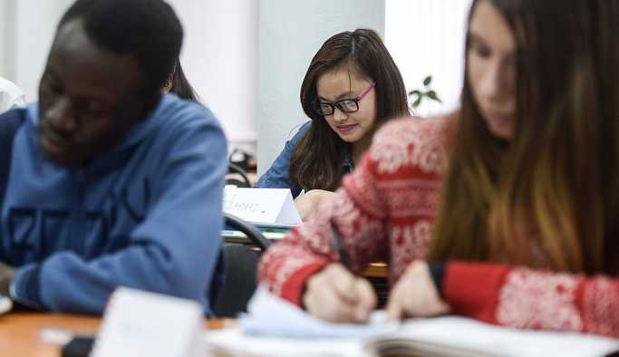 Araştırmacılar yabancı dil öğrenmeye başlamak için en iyi yaşı belirledi
