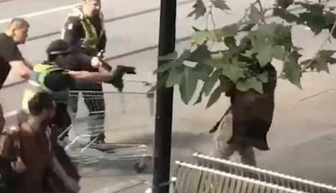 Bıçaklı saldırganı market arabasıyla engelleyen evsize yardım yağıyor
