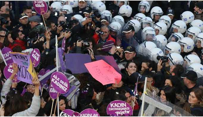 Erkek şiddetini protesto eden kadınlara polis müdahalesi