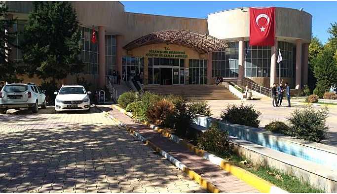 Kayyum kültür sanat merkezini ticarethaneye çevirdi