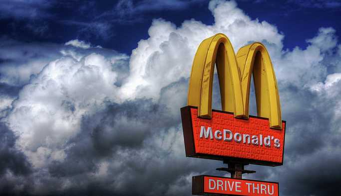 Ketçabı az bulan genç kadın McDonald’s müdürünü boğmaya çalıştı