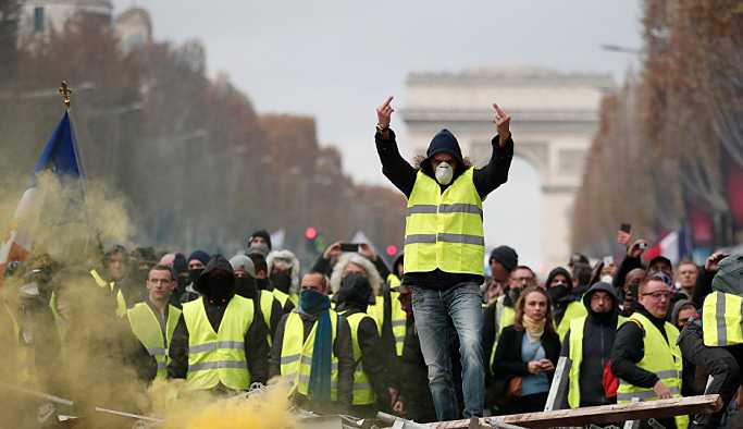 Macron'dan Sarı Yeleklilere: Sizi anlıyorum ama...