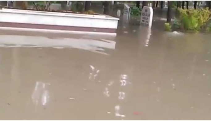 Mersin'de mezarlığı su bastı