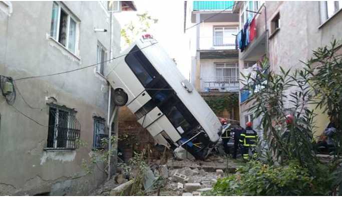 Minibüs kaza yaptı: 12 yaralı