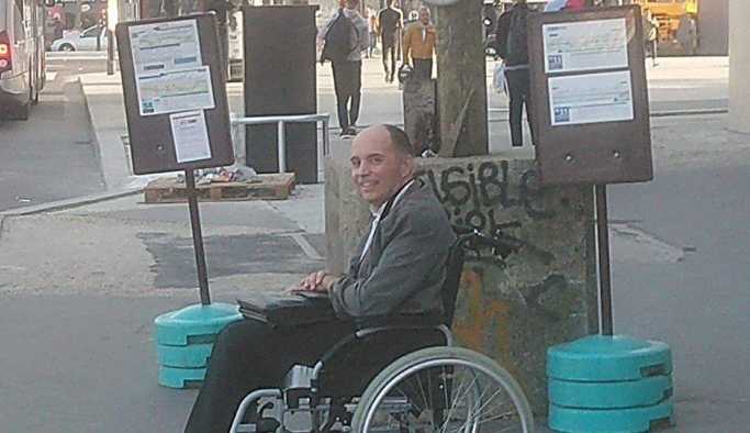 Paris'te bir otobüs şoförü, engelli yolcuya yer vermedikleri için yolcuları otobüsten attı