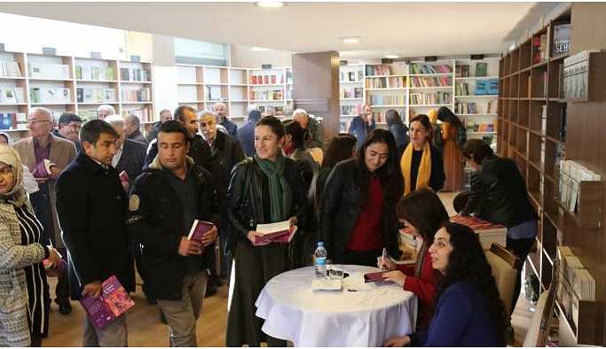‘Siyasetin Mor Rengi’ kitabı imzalandı