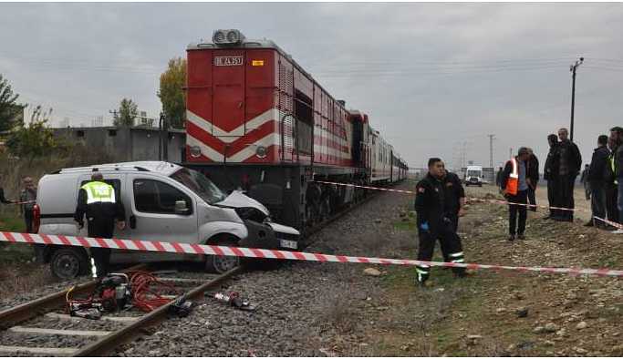 Tren araca çarptı: 2 yaralı