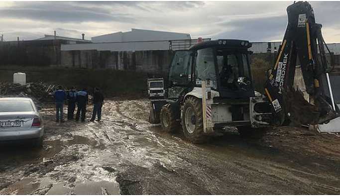 Tuzla'da boş araziye kimyasal atık gömdükleri ortaya çıktı