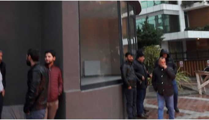 Ücretlerini alamayan 30 işçi oturma eylemi başlattı
