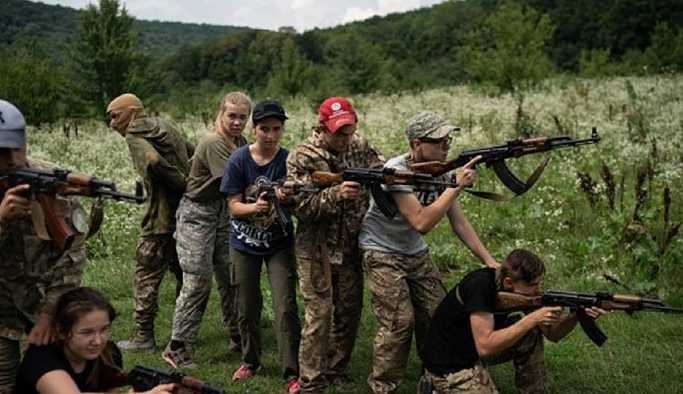 Ukrayna'daki aşırı sağcı çocuk kampında çocuklara öldürmeyi öğretiyorlar