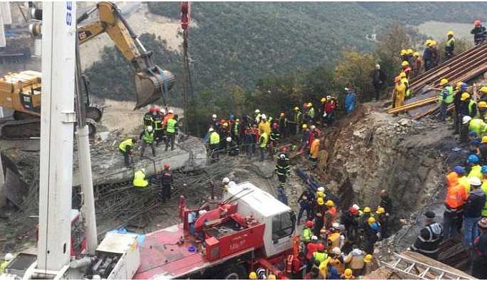 Viyadük çöktü: 5 işçi enkaz altında