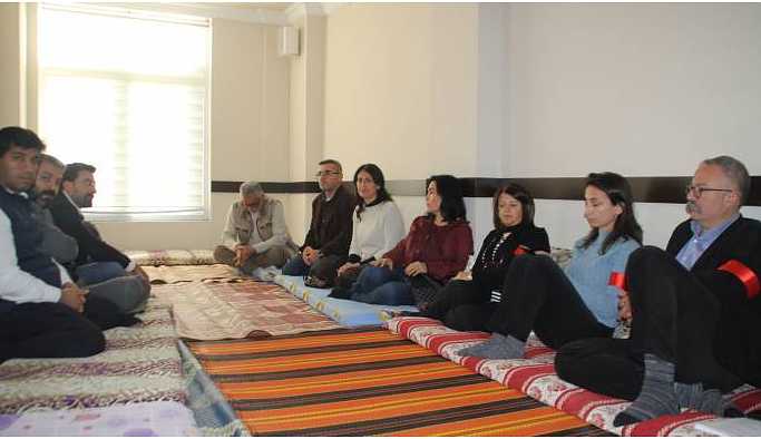 Açlık grevine gözaltında devam ediyorlar
