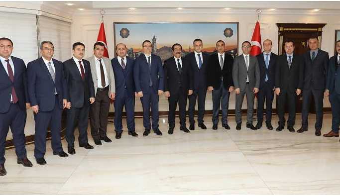 AKP adayı kayyum belediyeyi seçim ofisine çevirdi