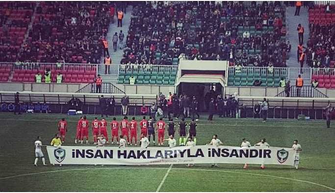 Amedspor ‘insan haklarıyla insandır’ pankartıyla sahaya çıktı